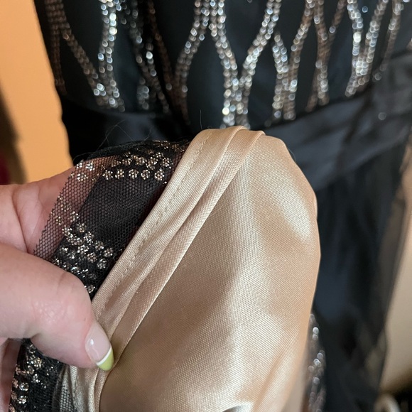 Black and gold ombré A-line cocktail dress - Picture 4 of 5